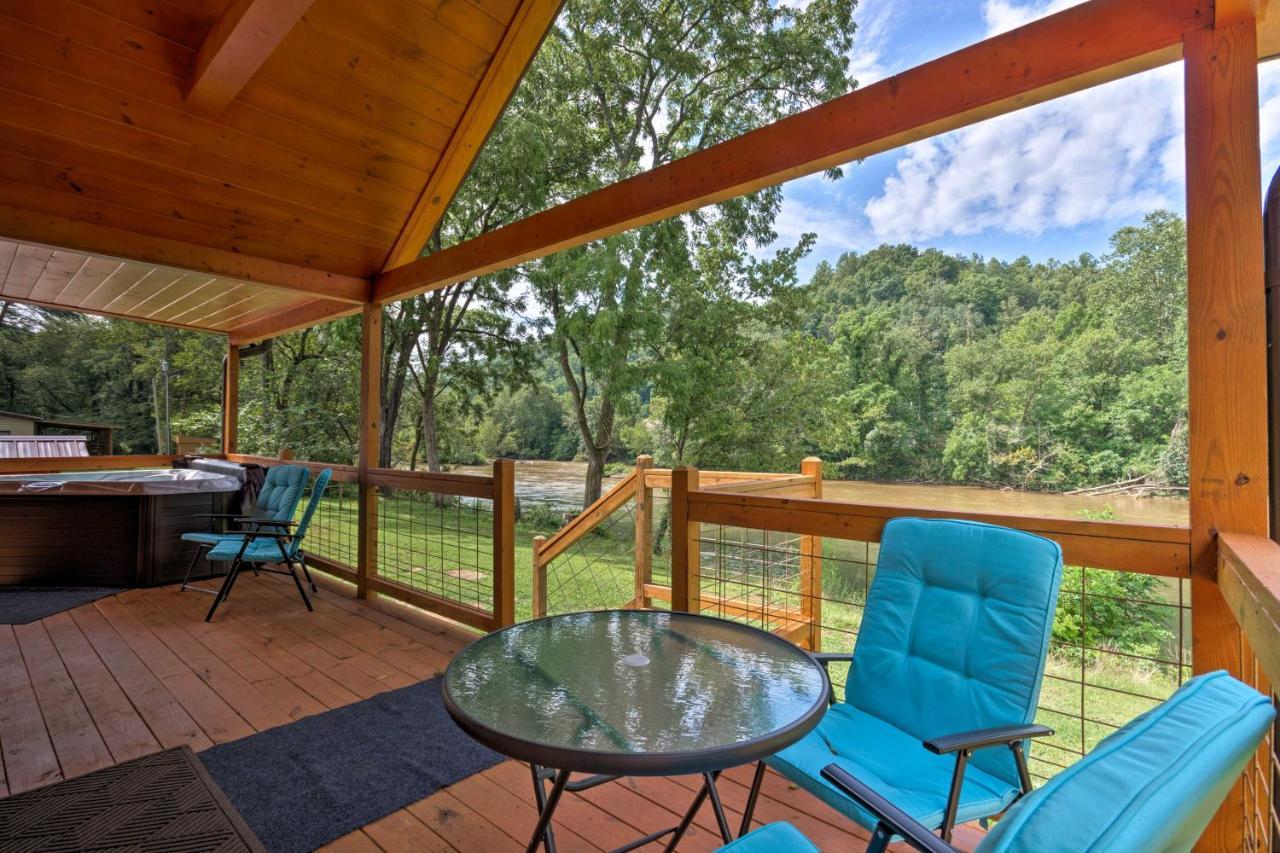 Cozy Riverfront Cabin With Private Deck And Hot Tub! Bryson City Ngoại thất bức ảnh