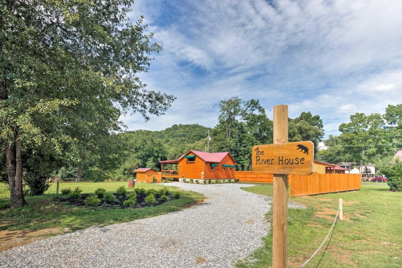 Cozy Riverfront Cabin With Private Deck And Hot Tub! Bryson City Ngoại thất bức ảnh