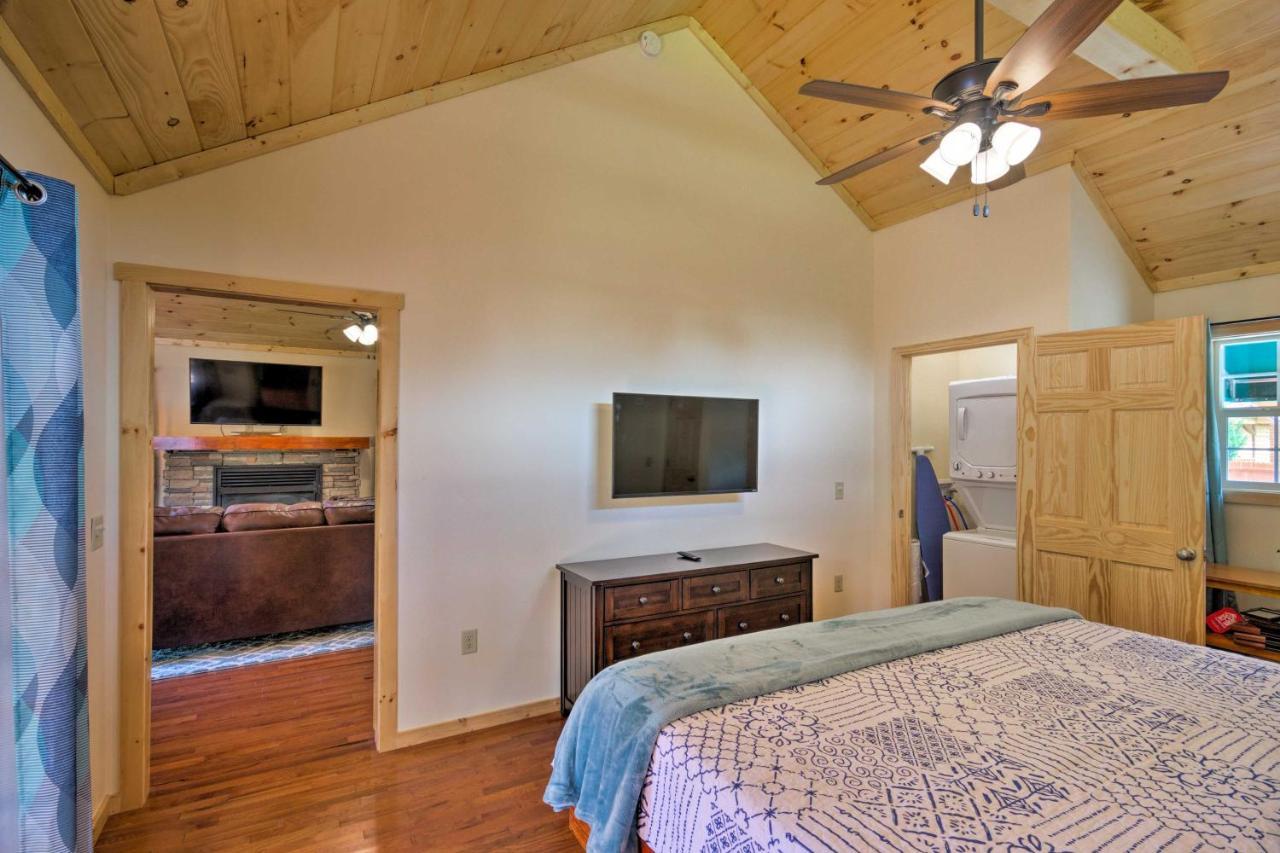 Cozy Riverfront Cabin With Private Deck And Hot Tub! Bryson City Ngoại thất bức ảnh