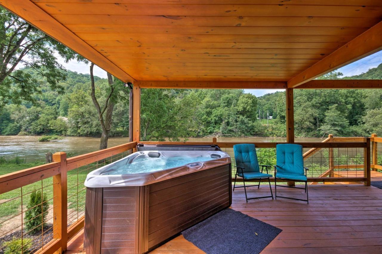 Cozy Riverfront Cabin With Private Deck And Hot Tub! Bryson City Ngoại thất bức ảnh